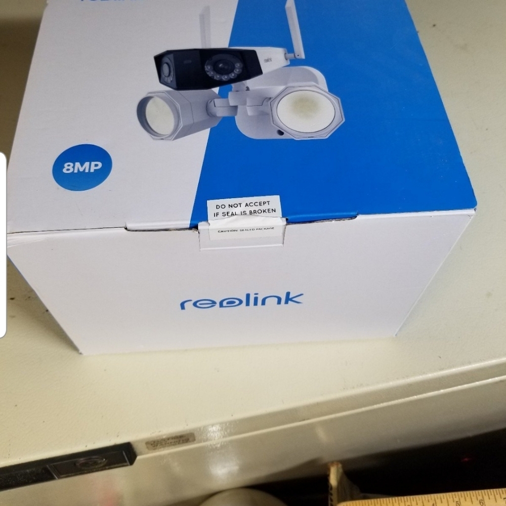NEW NEVER USED ORIG$334.99 REOLINK Floodlight Camera, 4K Dual-Lens